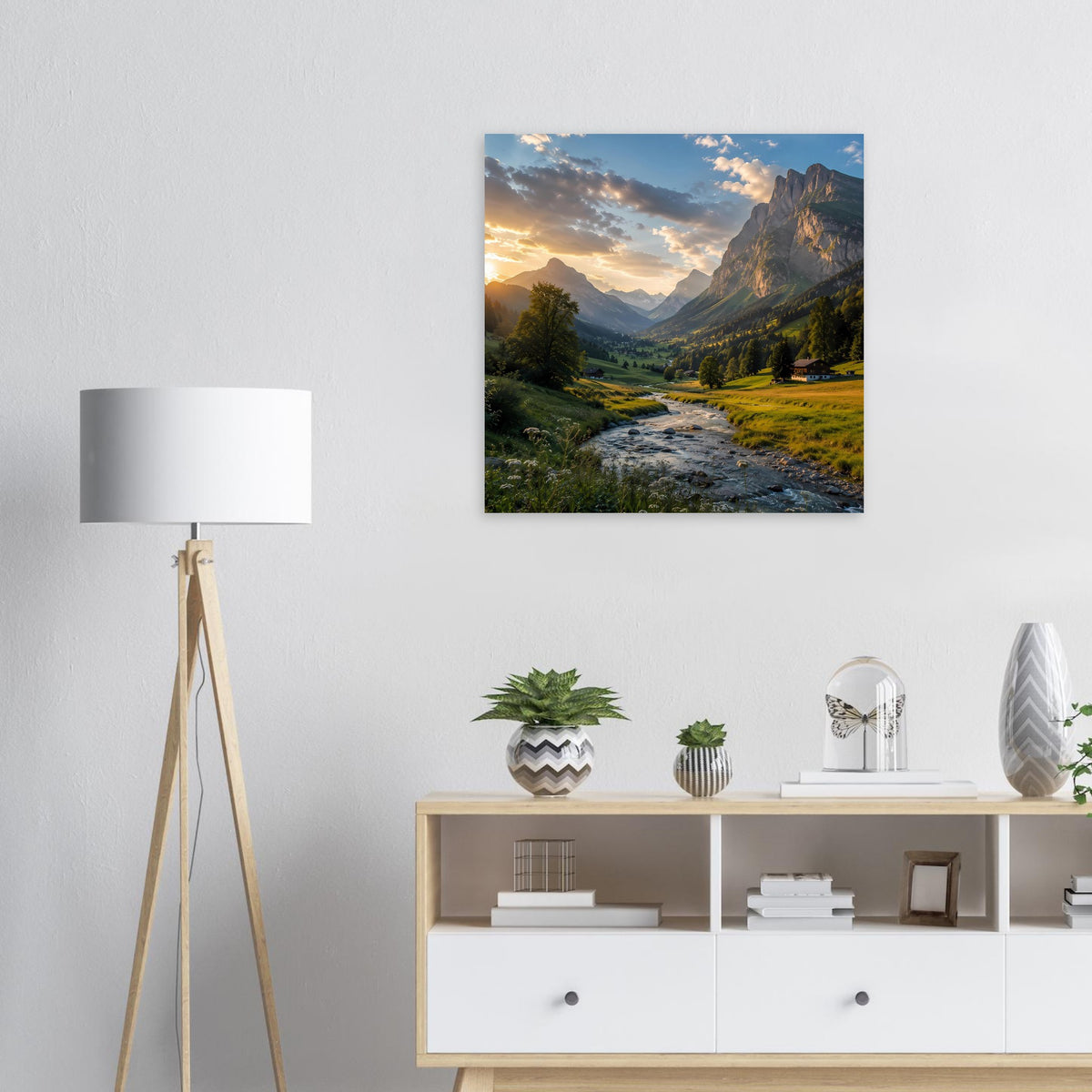 Blau gerahmtes Poster: Alpen-Tal bei Sonnenuntergang mit Fluss, Berge und Wiesen.