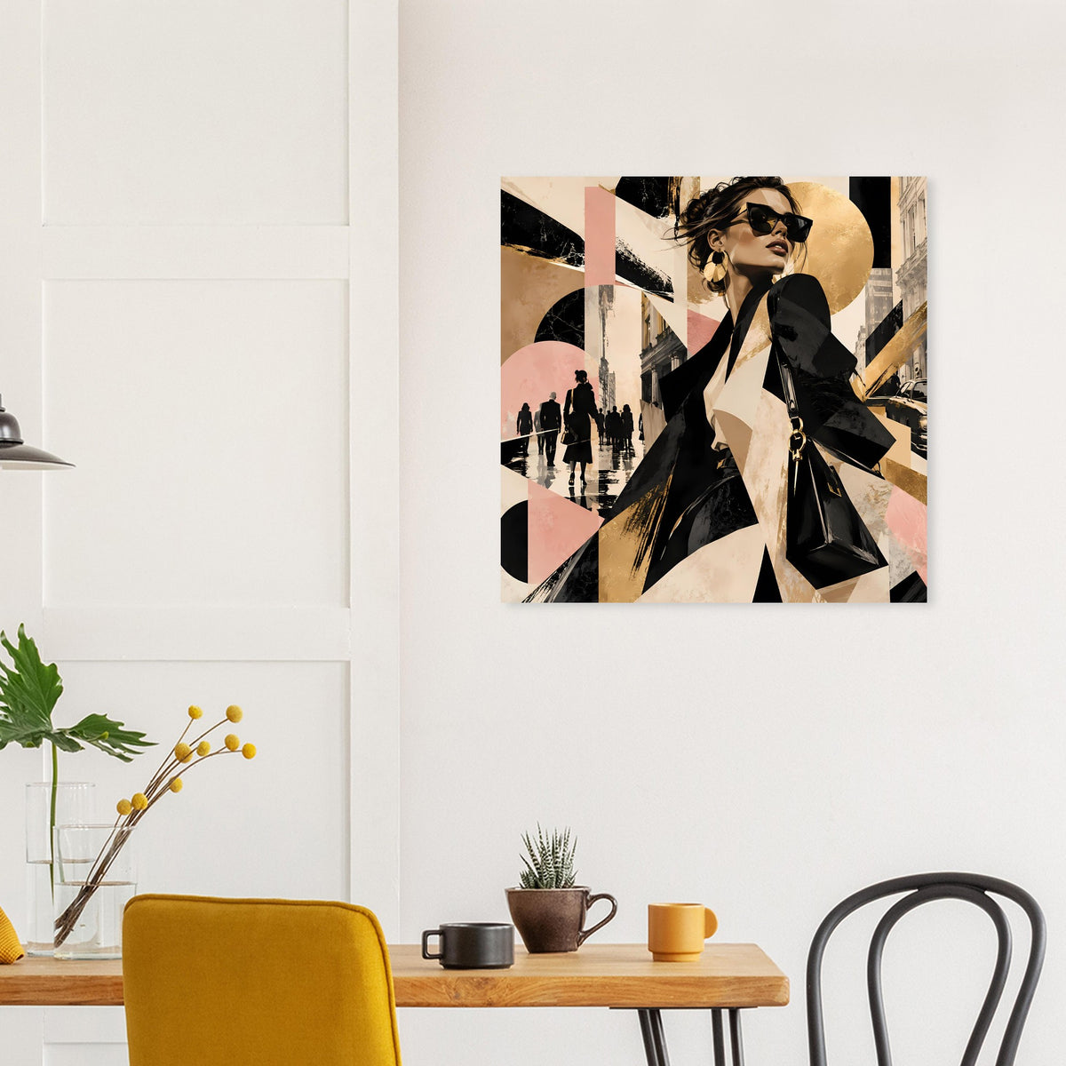 Wandposter mit Stil-Motiv: Frau im schwarzen Mantel, gold- und rosafarbene Formen