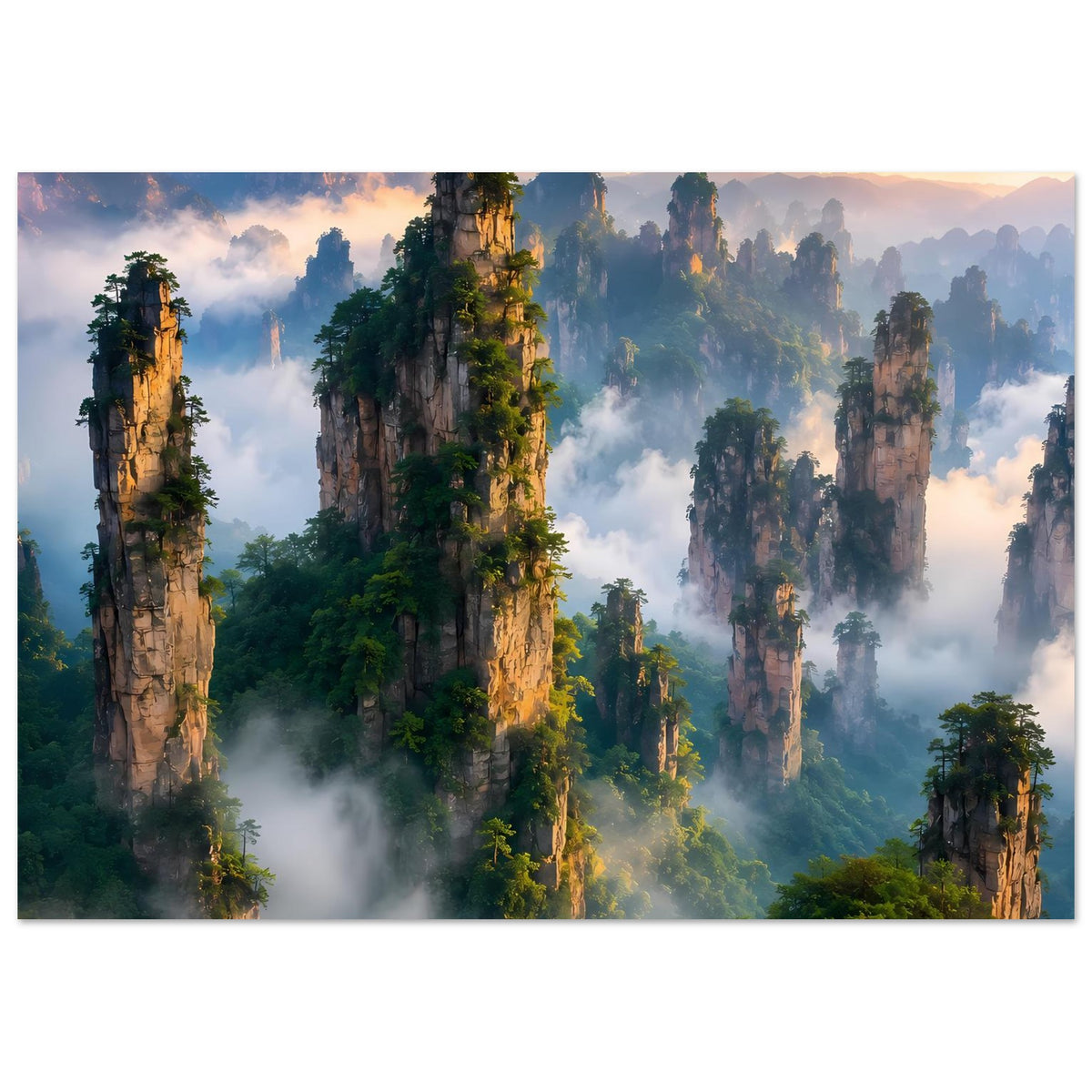 Breites Poster: Berglandschaft im Sonnenaufgang mit Felsnadeln, Nebel und Baumwipfeln
