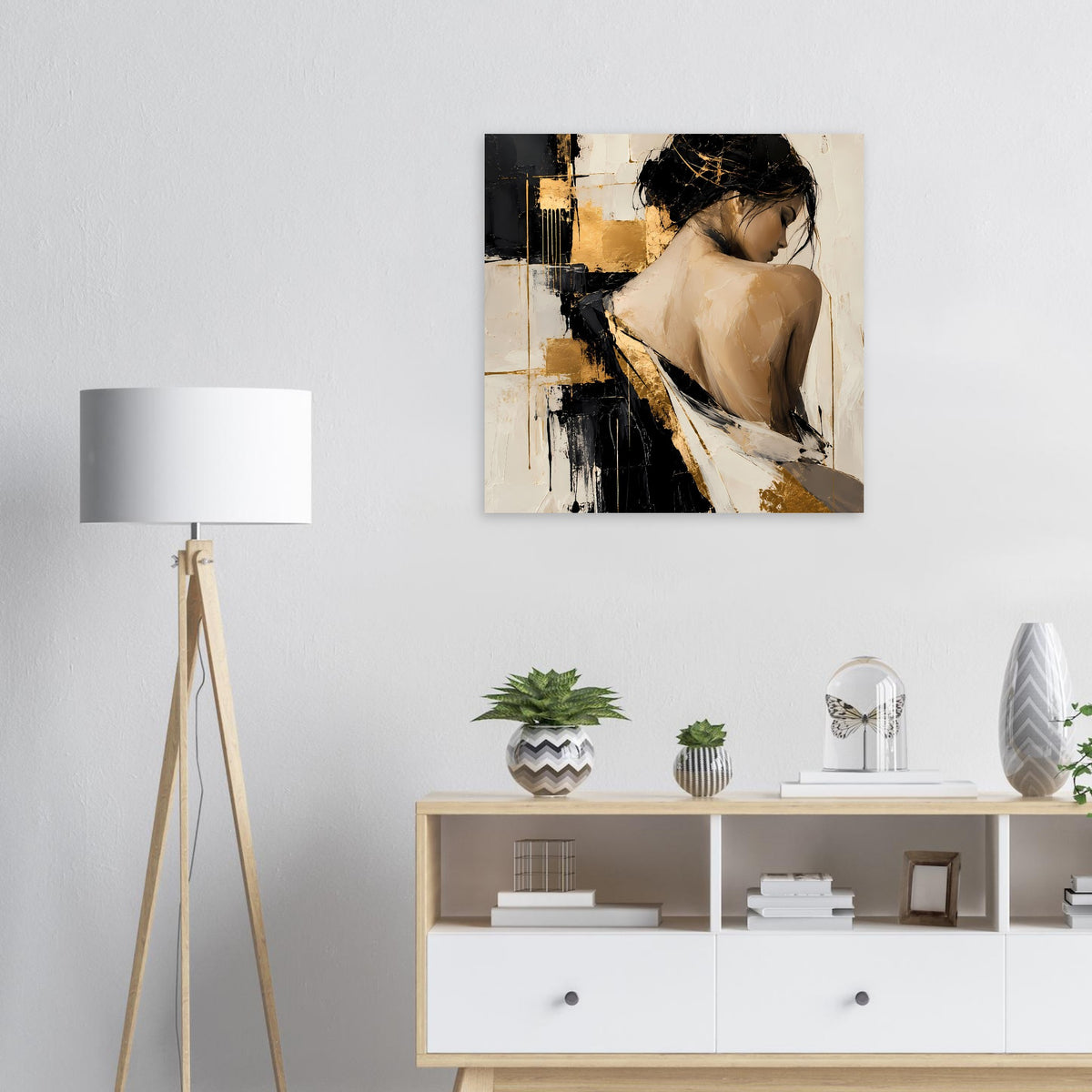 Abstraktes Damenportrait-Poster mit beigem Rückenmotiv und schwarz-goldenen Akzenten