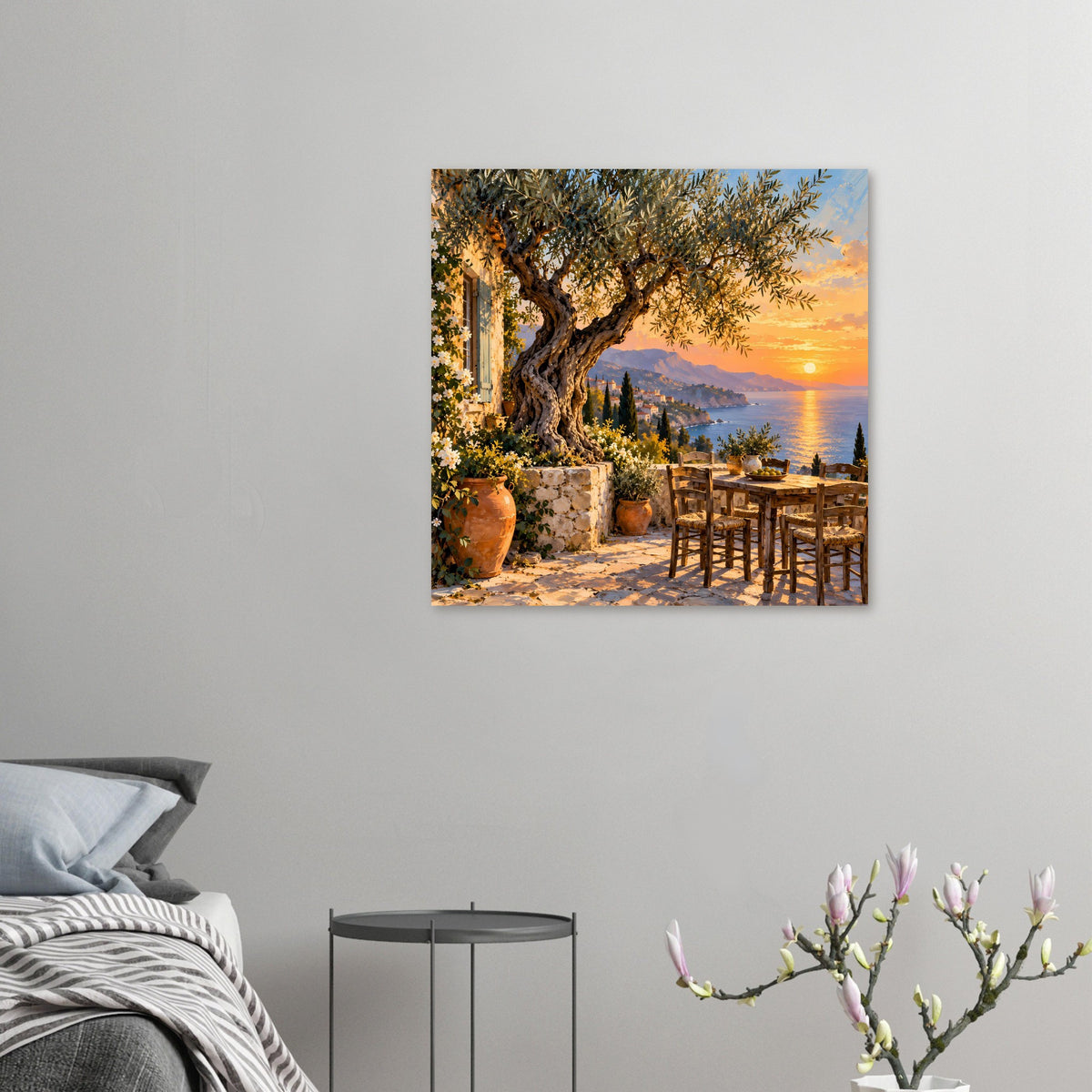 Quadratisches Poster mit Olivenbaum, mediterraner Terrasse und Sonnenuntergang an der Küste