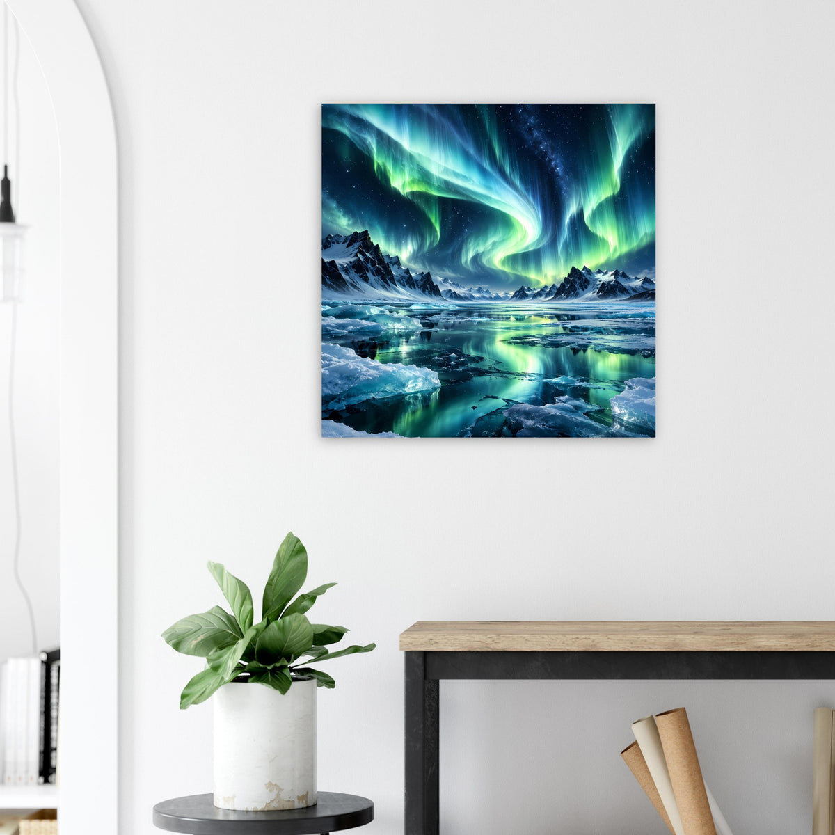 Quadratisches Poster mit Nordlichtern in Blau-Grün über Wasser und schneebedeckten Bergen