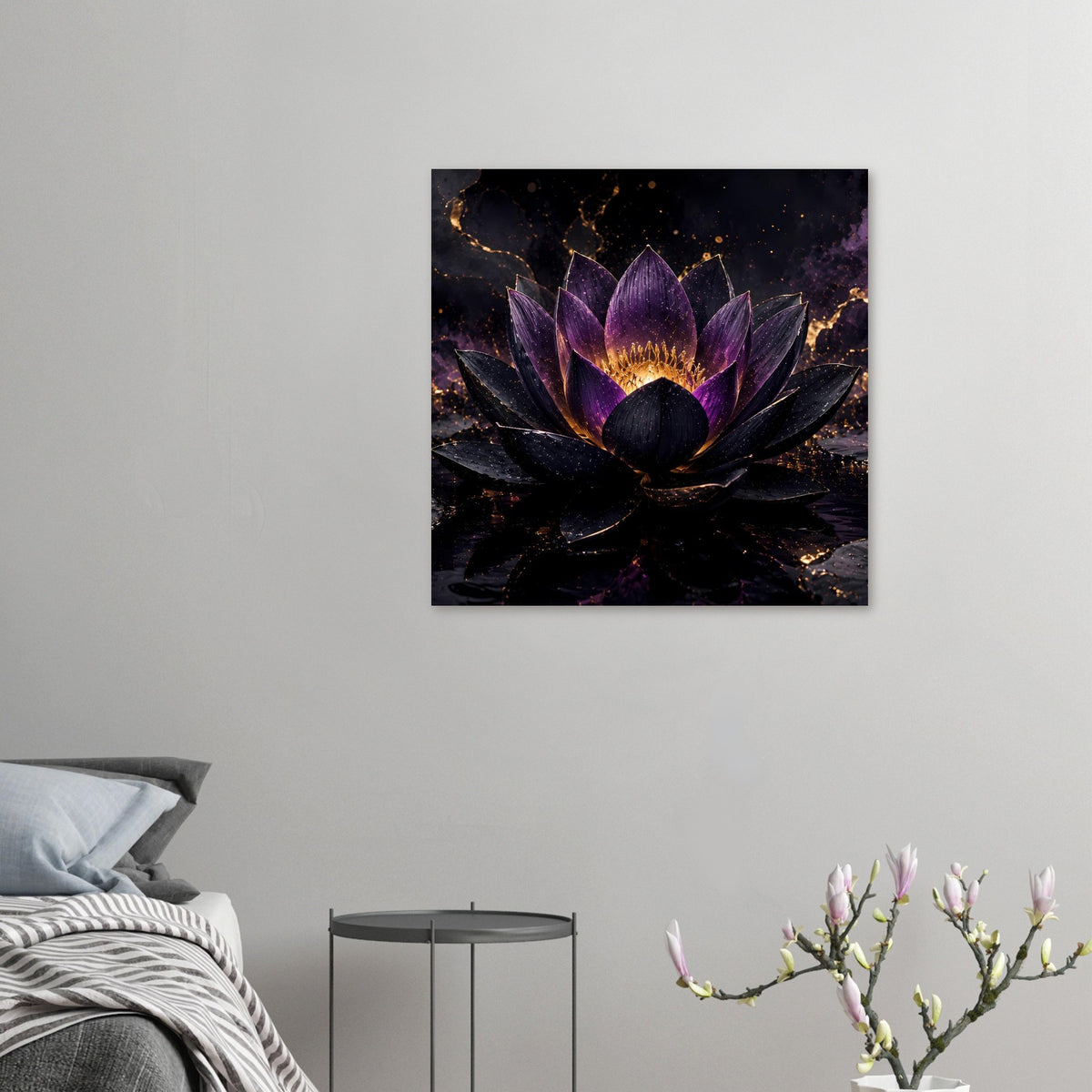 Wandposter mit violetter Lotusblüte und goldenen Details, zentrales Motiv.