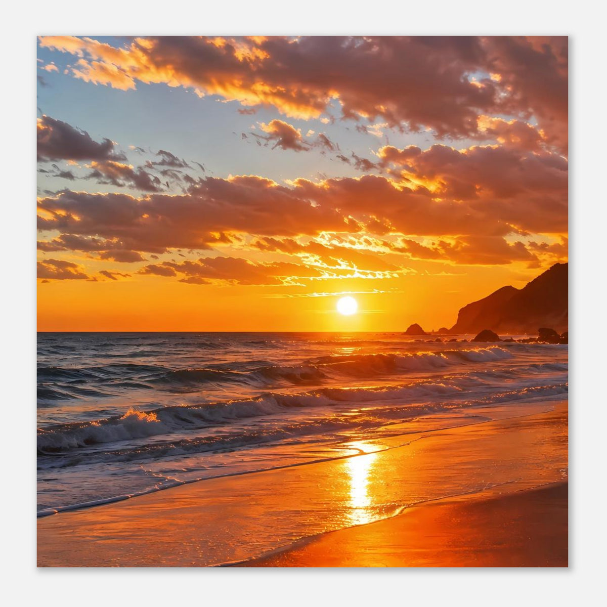 Quadratisches Poster: Strand-Sonnenuntergang mit hellem Lichtpfad auf dem Wasser.