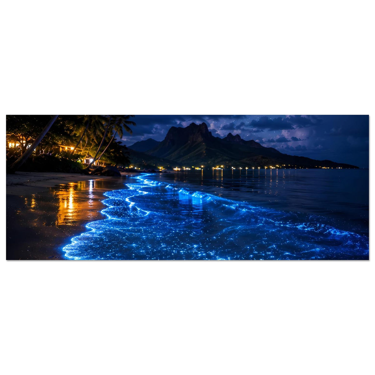 Poster Querformat: leuchtende blaue Biolumineszenz auf dem Meeresstrand