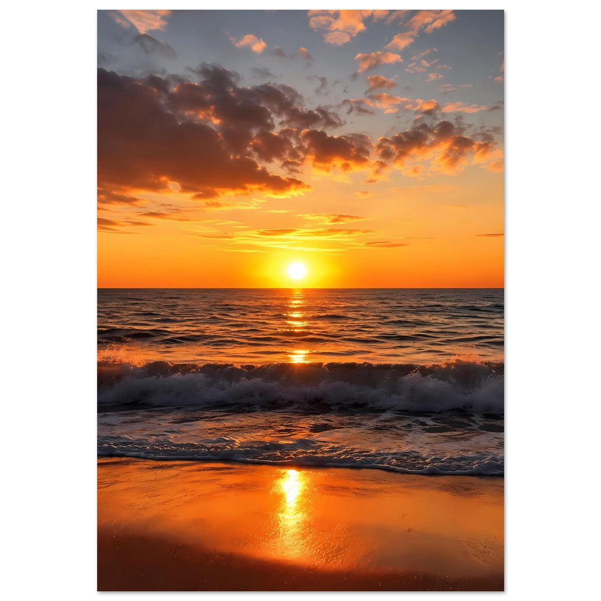 Vertikales Poster mit goldenem Sonnenuntergang am Strand, Spiegelung im Wasser und Wolkenhimmel