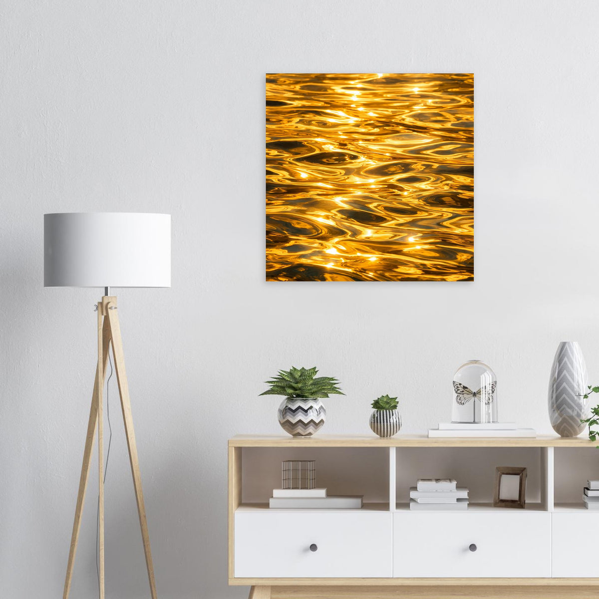 Quadratisches abstraktes Poster: goldene Wellenlinien auf dunklem Grund, matt gedruckt