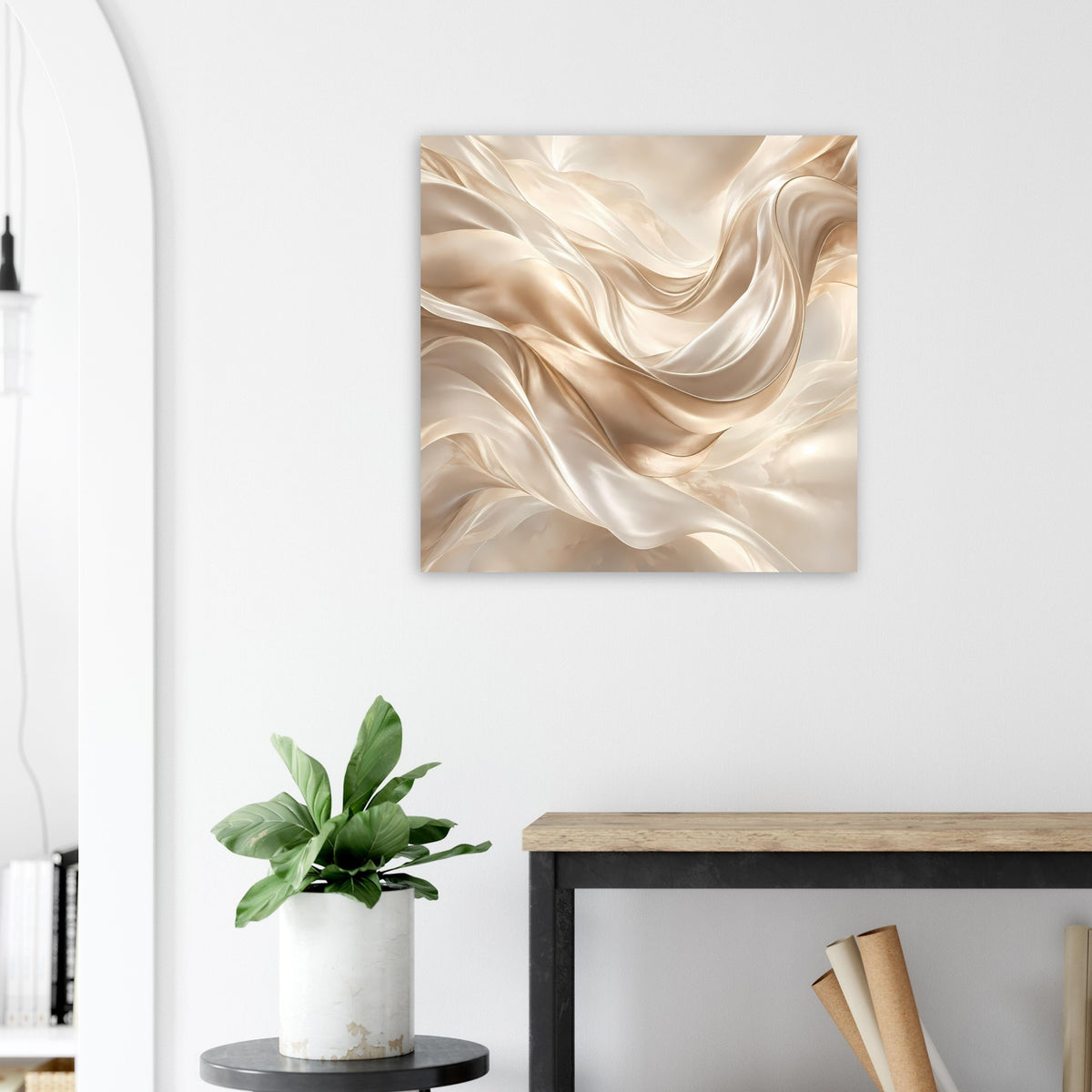 Quadratisches Poster mit creme- und goldbraunen, geschwungenen Falten-Optiken