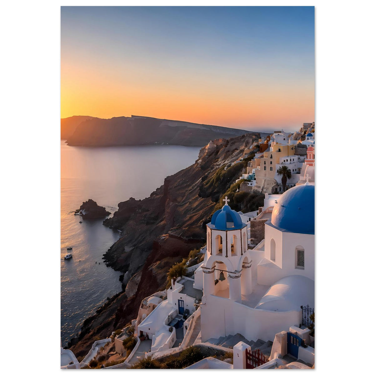 Hochkantiges Poster: Blick auf die weißen Häuser von Santorini mit blauen Kuppeln an der Küste
