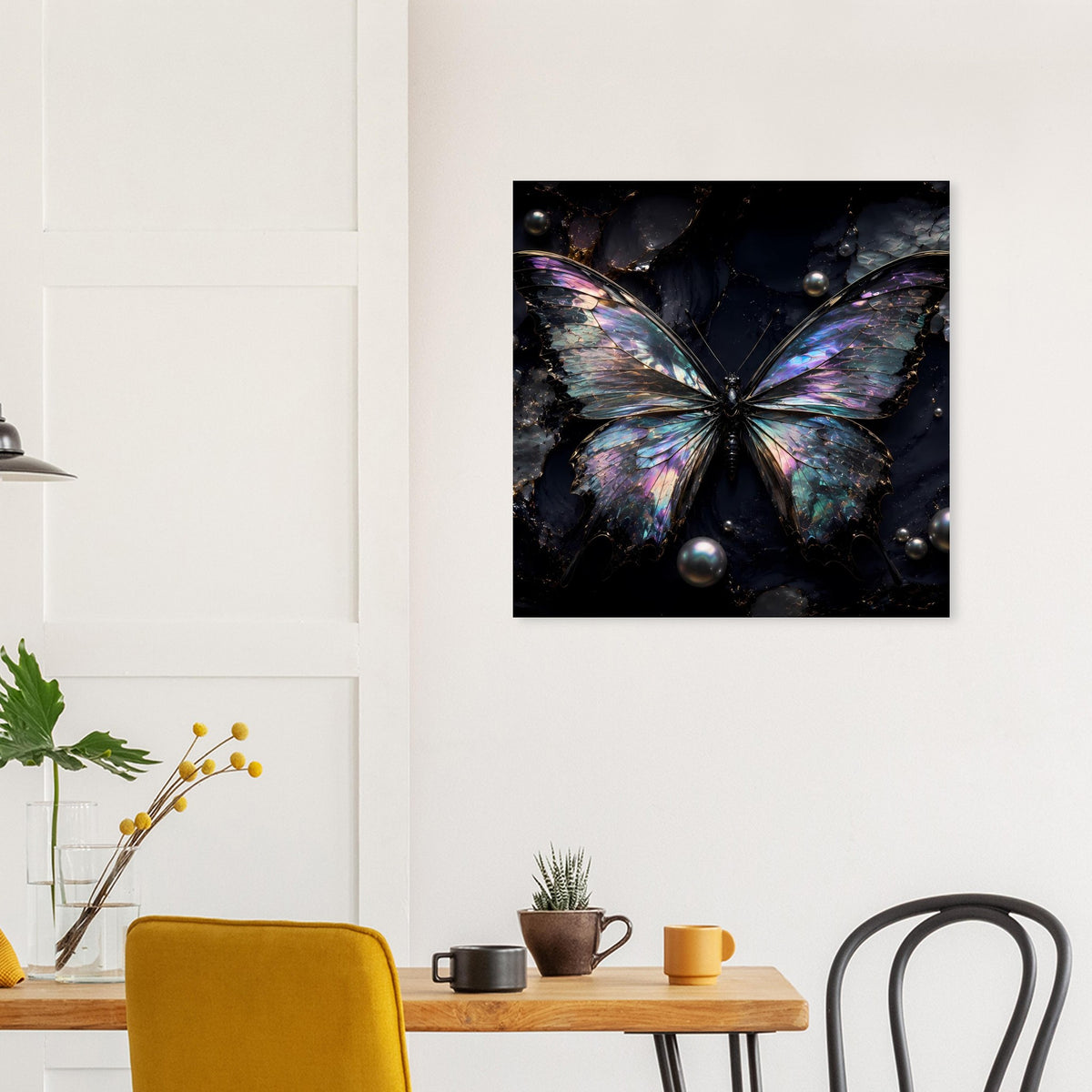 Quadratisches Poster mit schillerndem Schmetterling, blau-violette Reflexe auf dunkel