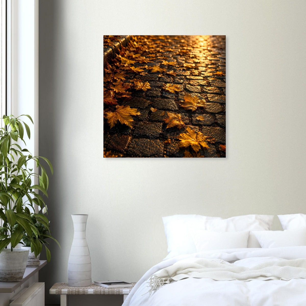 Kleines quadratisches Herbstposter auf mattem Papier mit gelbem Laub auf dunkler Steinmauer