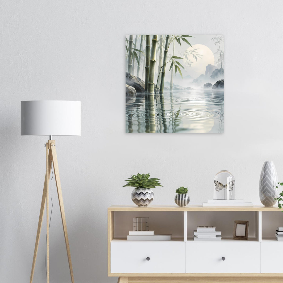 Poster mit Bambus am Wasser und Spiegelungen, heller Himmel und Nebel im Hintergrund