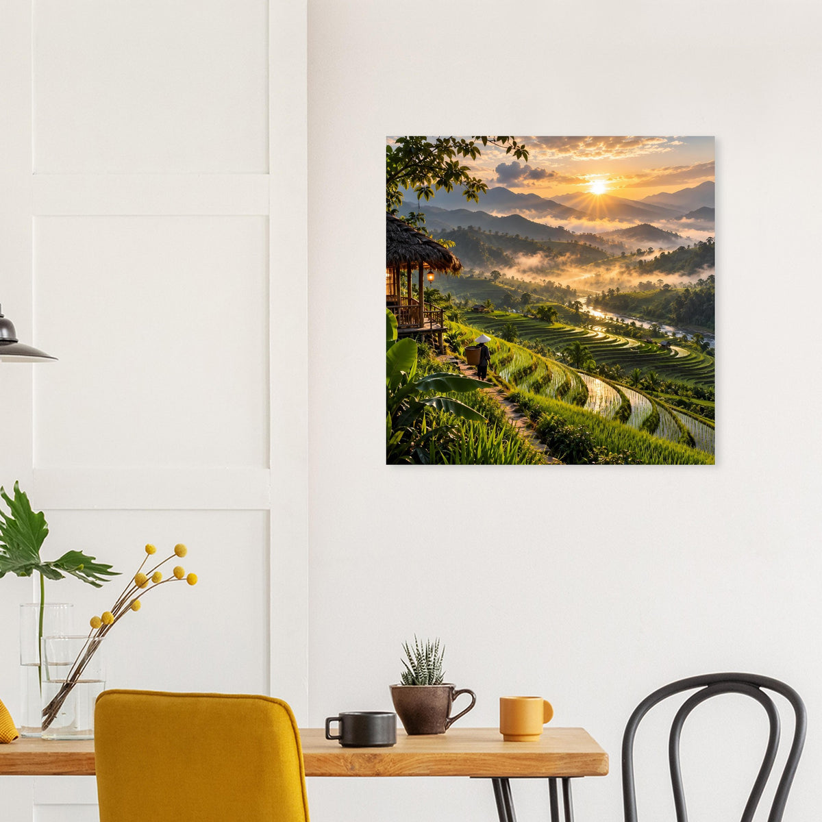 Quadratisches Landschafts-Poster mit goldenem Licht über Hügeln, Dunstschichten und Feldern
