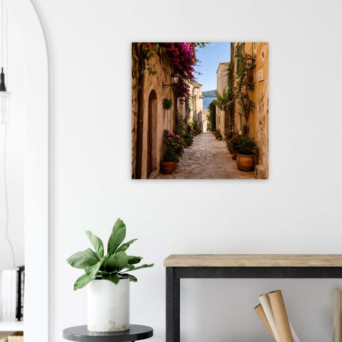 Quadratisches Wandposter: Weg zwischen Häusern mit Töpfen und Blüten