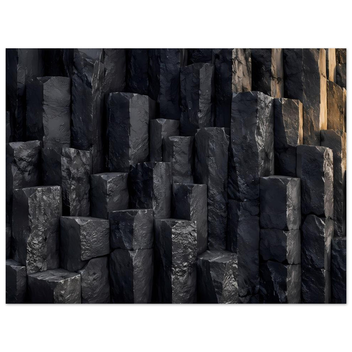Naturposter mit dunkler Basaltwand und geometrischen Quadern, helle Adern rechts sichtbar