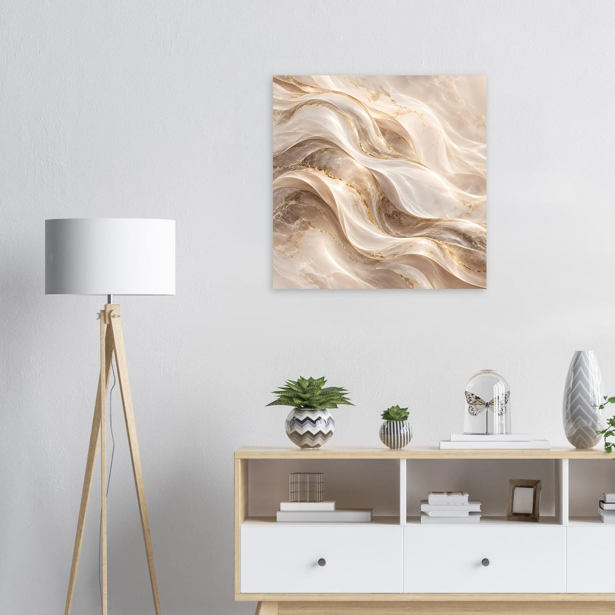 Quadratisches Poster mit abstrakten Wellen in Creme- und Goldtönen, ruhige Strömungen