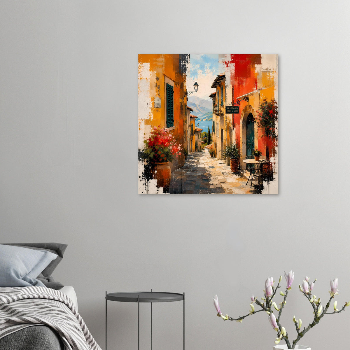 Poster mit mediterranem Gassenmotiv: orange-rote Fassaden, Weg und Bistrostühle