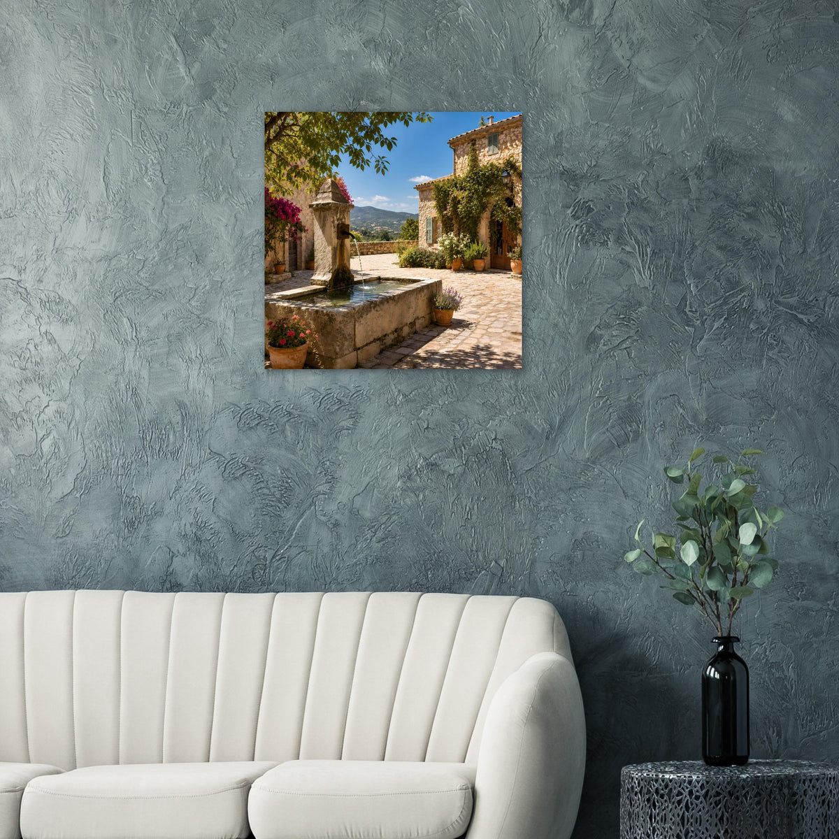 Poster mit Steinspringbrunnen im Innenhof, mediterrane Gasse zwischen Hauswänden