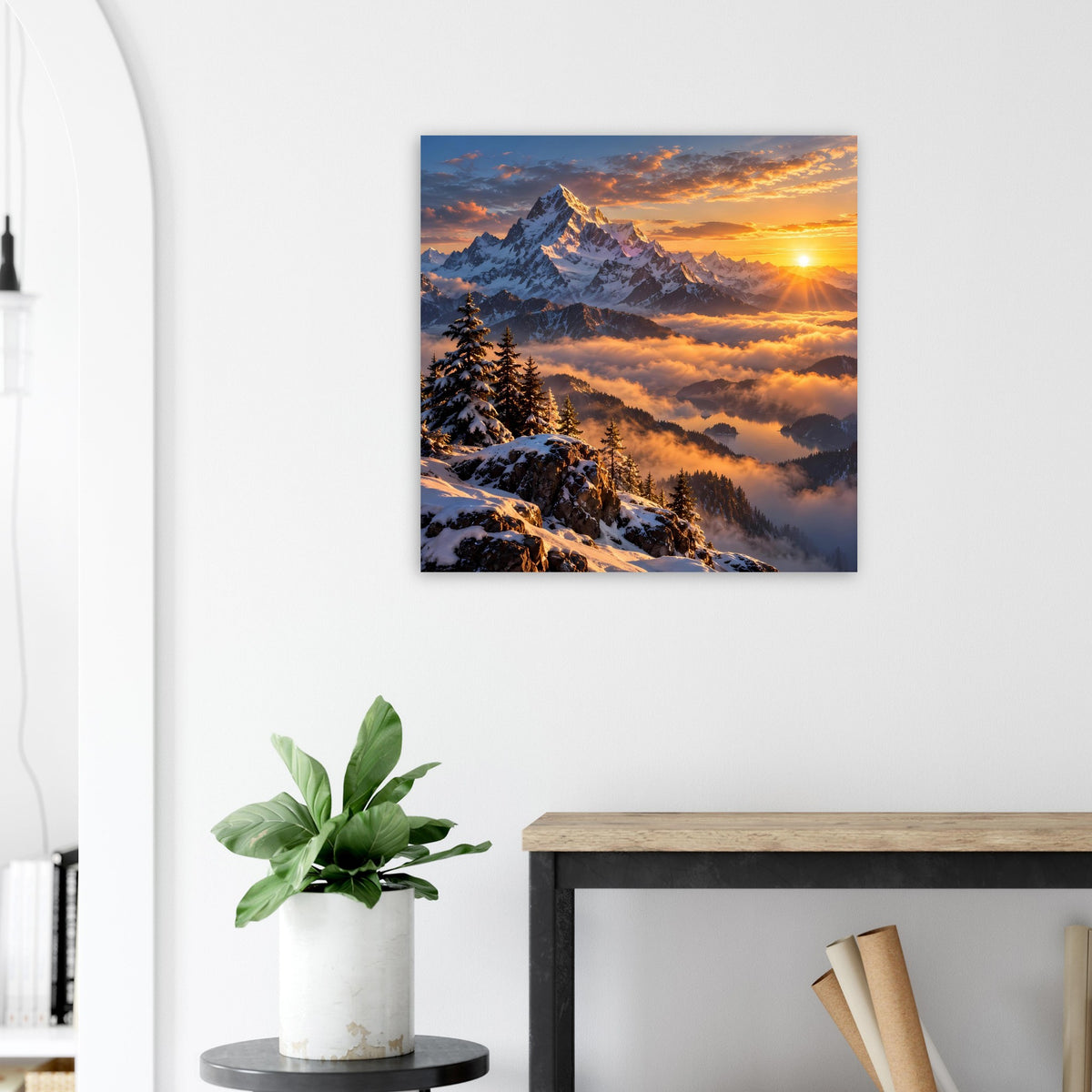 Quadratisches Poster mit Bergspitzen und Sonnenaufgangsfarben über Wolken