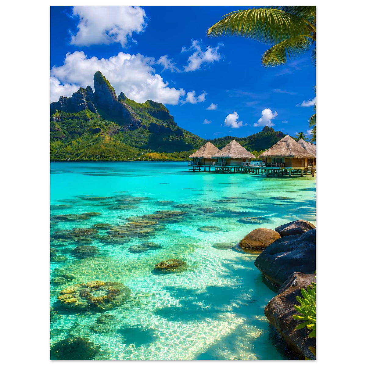 Strandposter, vertikal: türkisfarbenes Wasser, Küste mit Felsen und Hüttensteg