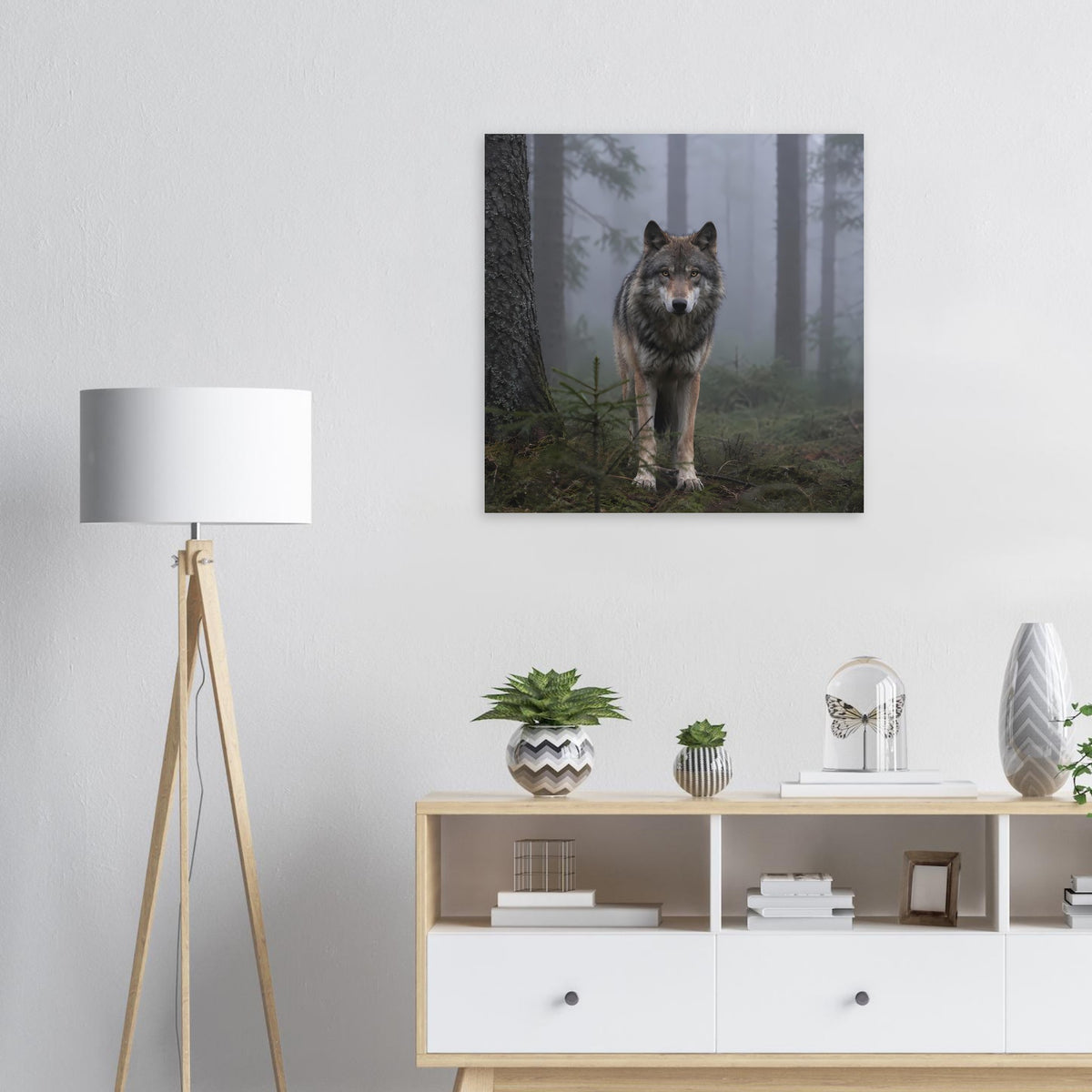 Quadratisches Poster mit Wolf im Wald, frontal stehender Wolf im Nebel zwischen Bäumen