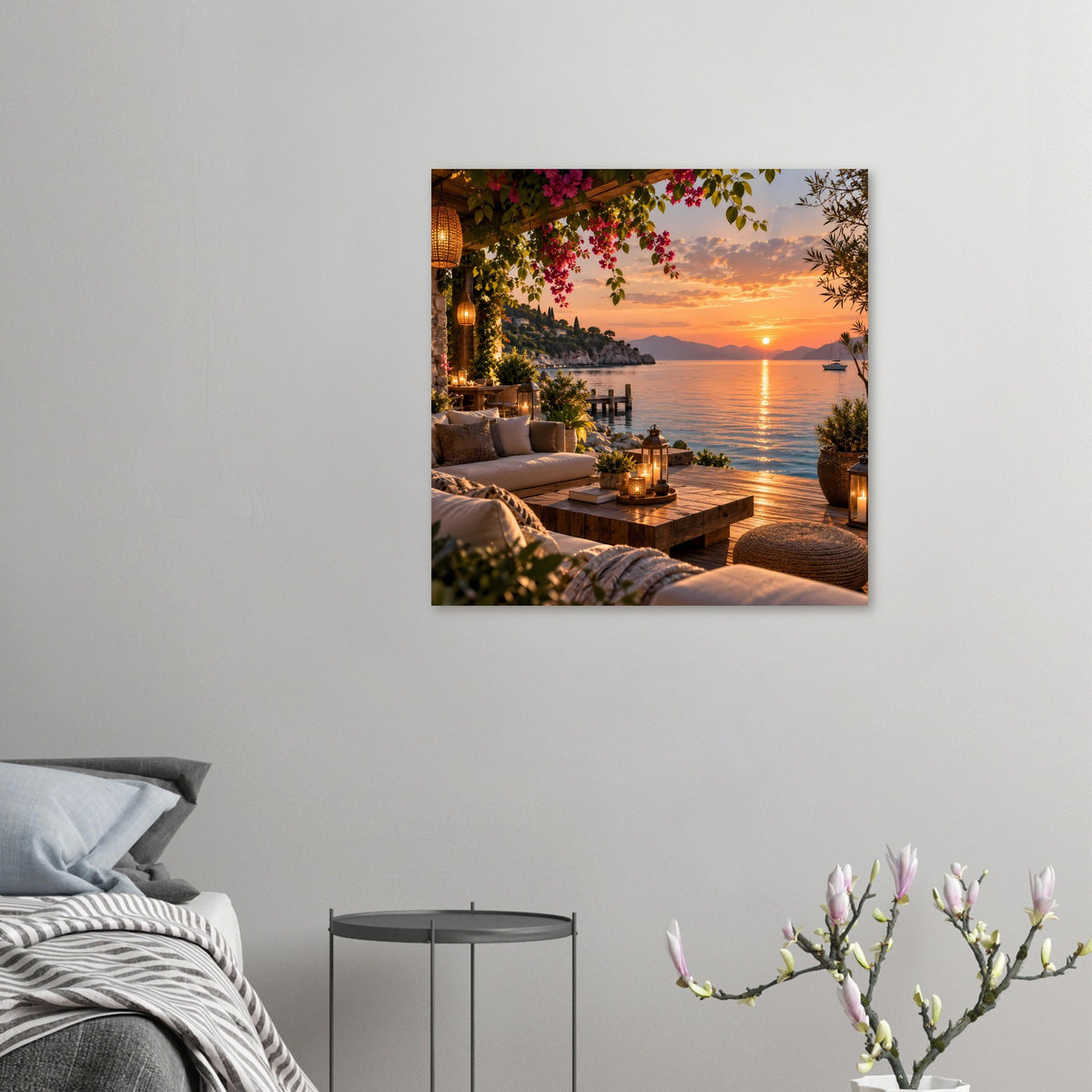 Poster im Querformat: Küstenterrasse mit Laternen, pinken Blüten und Sonnenuntergang