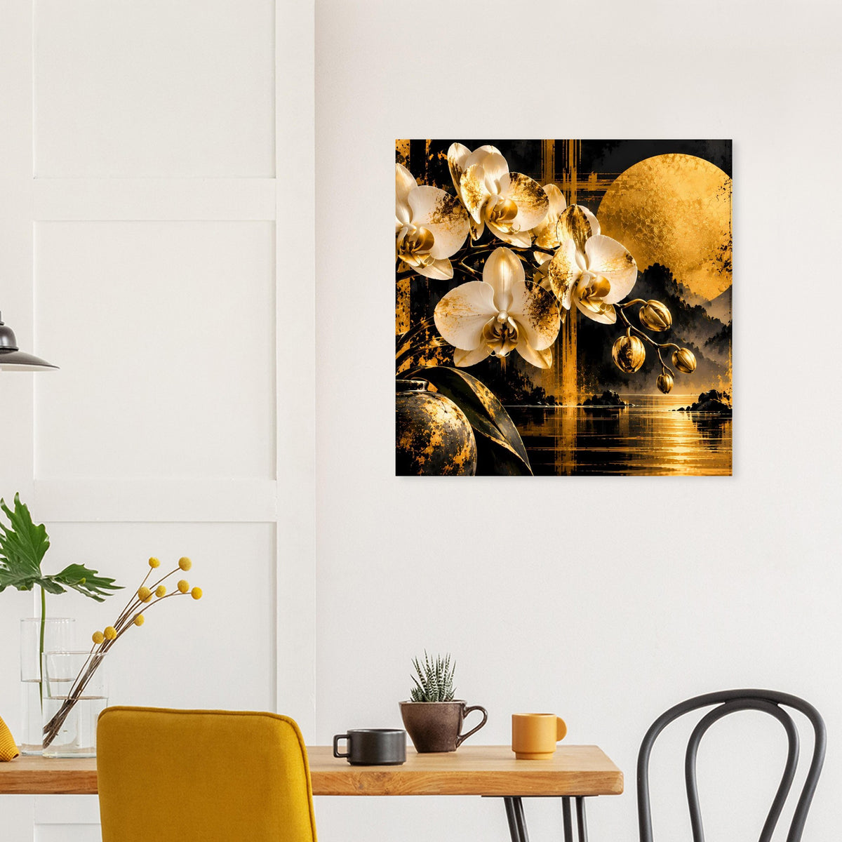 Wandposter mit goldenen Orchideen, goldener Mondscheibe und dunkler Wasserreflexion