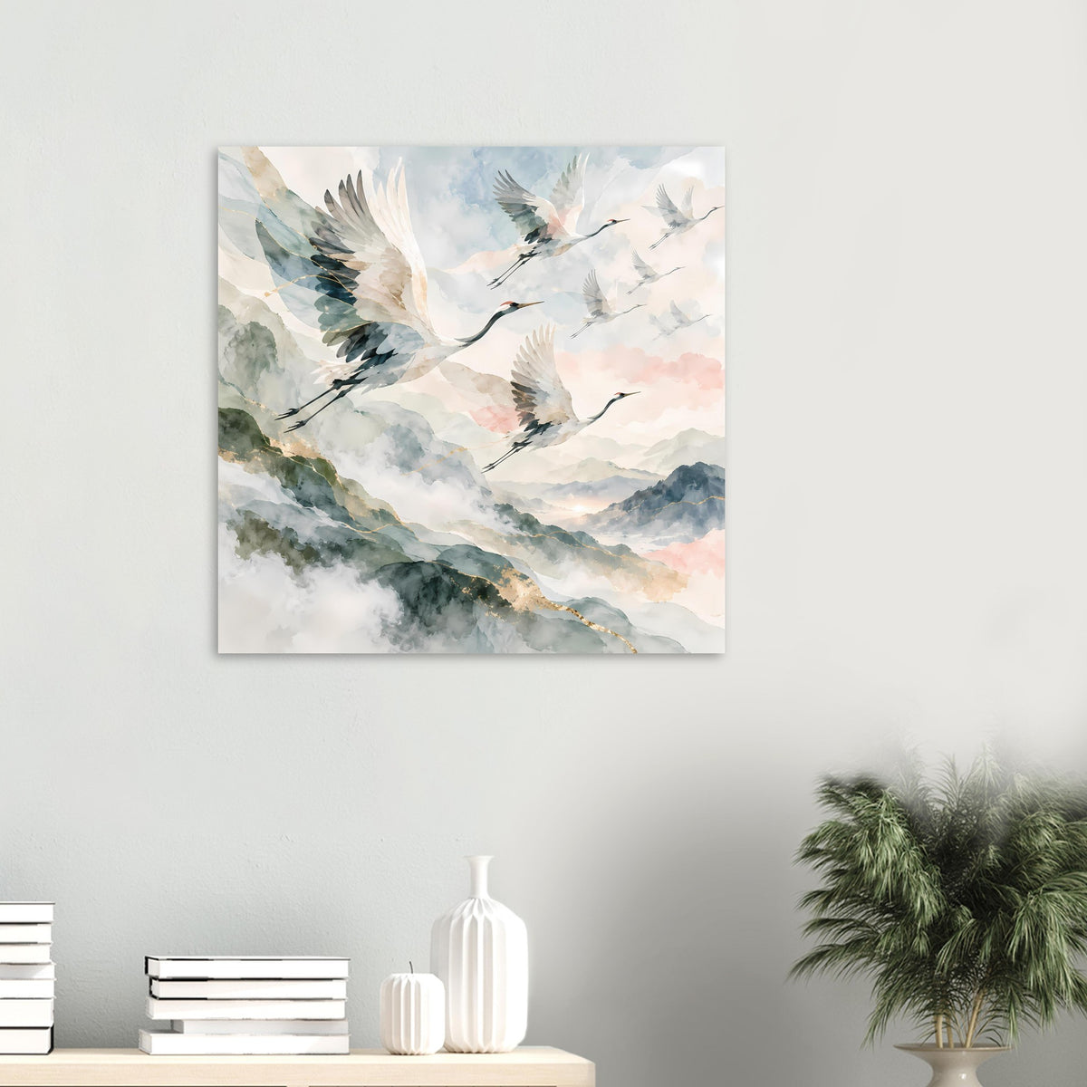 Quadratisches Poster mit fliegenden Kranichen in sanften Aquarelltönen, goldfarbene Akzente sichtbar
