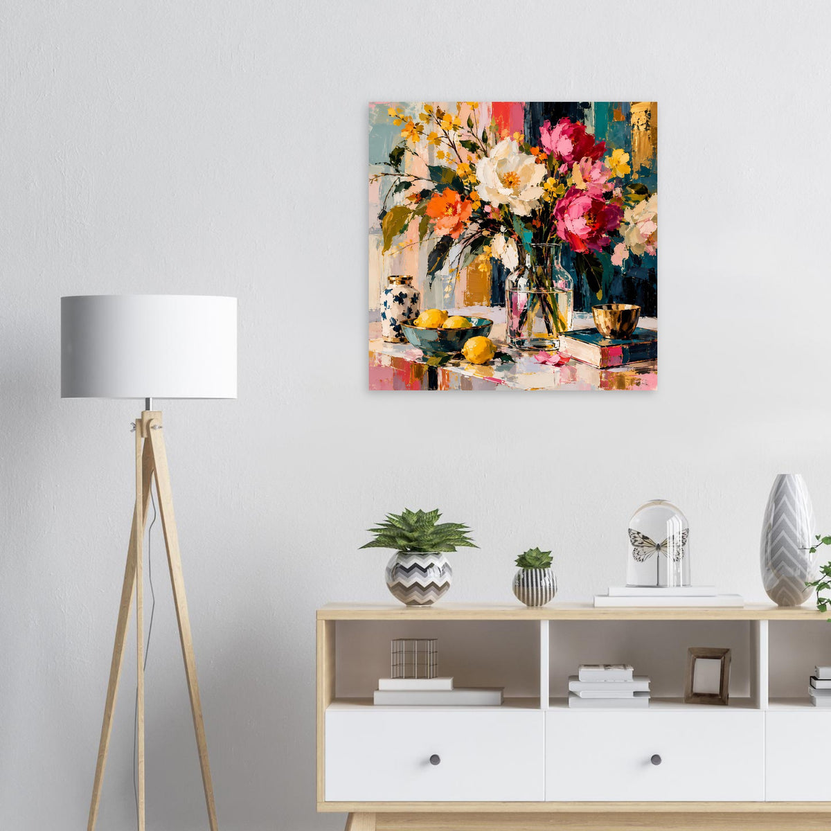 Quadratisches Blumenstillleben-Poster: kräftige Blumen, Vase, Schüssel und Tasse