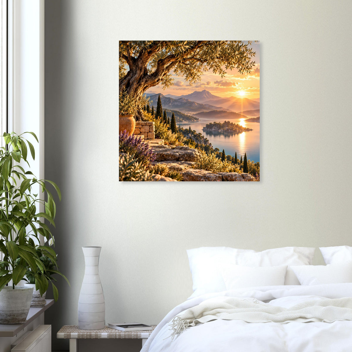 Quadratisches Wandposter mit Sonnenuntergang über Wasser, Berge im Hintergrund und Küste