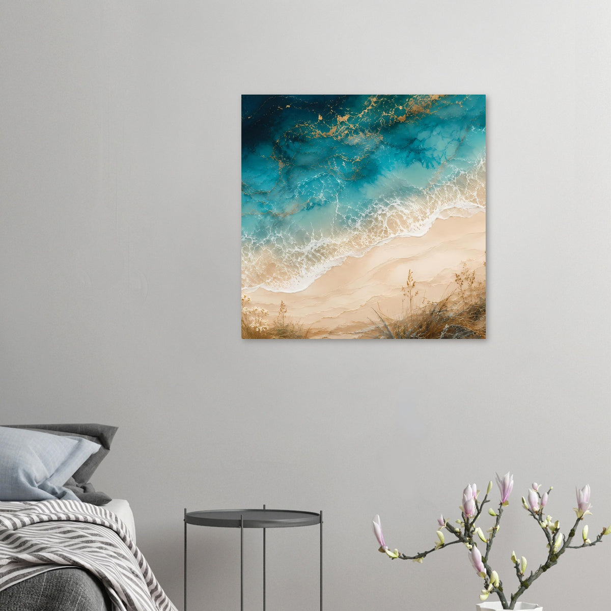 Strandposter „Ocean Breeze“ klein: Meer und Strand mit weißem Schaum und beiger Küste.