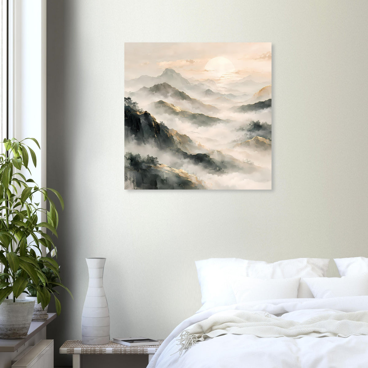Bergpanorama-Poster an weißer Wand, Bergnebel und sanfter Sonnenuntergang