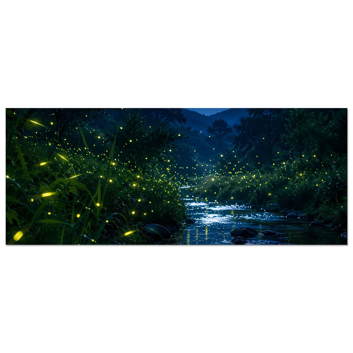 Horizontales Wandposter mit Mondnacht am Fluss und leuchtenden Glühwürmchen zwischen Steinen
