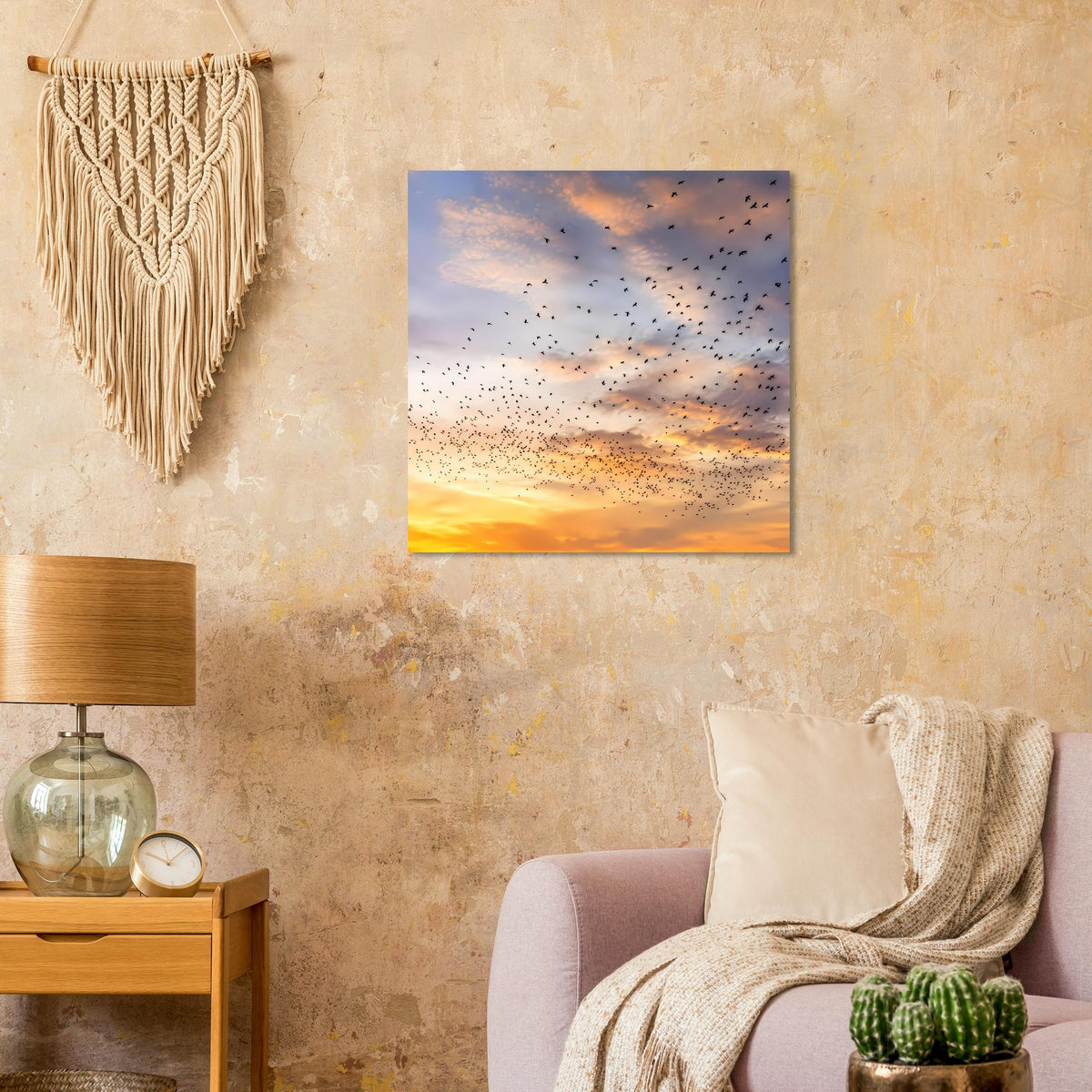Quadratisches Wandposter mit Abendhimmel, goldenen Highlights und dunklen Vogelschwärmen