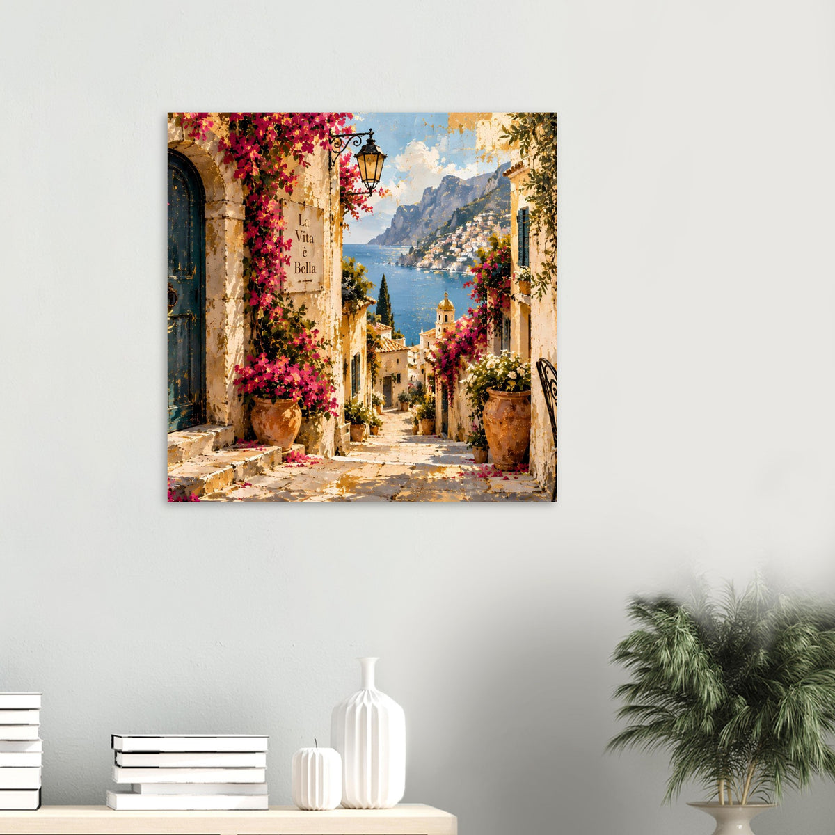 Gerahmtes Poster: italienische Gasse mit Blumen, Laterne und Bergkulisse