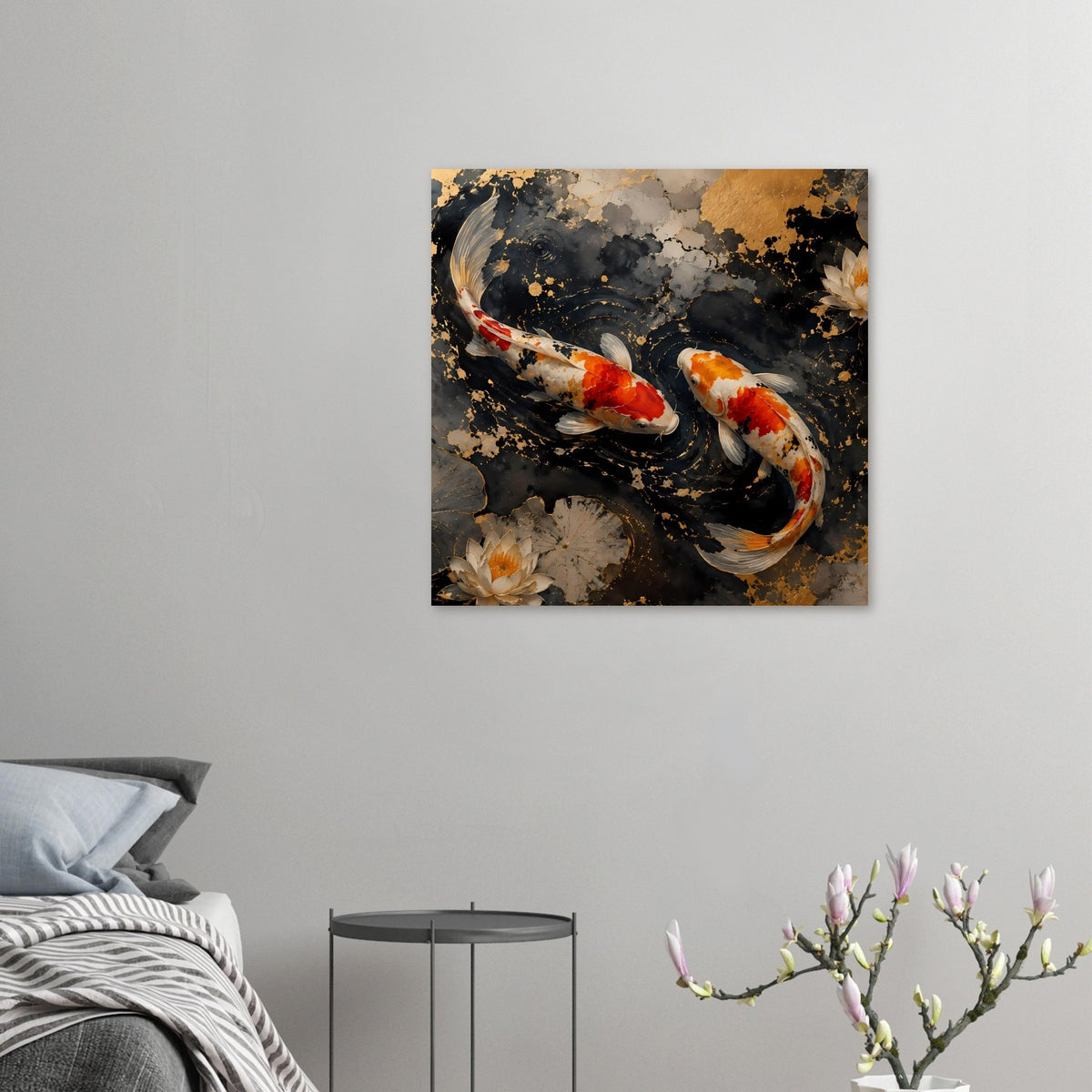 Poster mit zwei Koi im dunklen Wasser, goldenen Sprenkeln und weißen Seerosenblüten