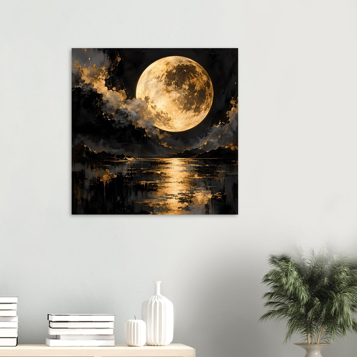 Quadratisches Wandbild: goldener Vollmond, dunkle Wolken und goldene Spiegelung im Wasser