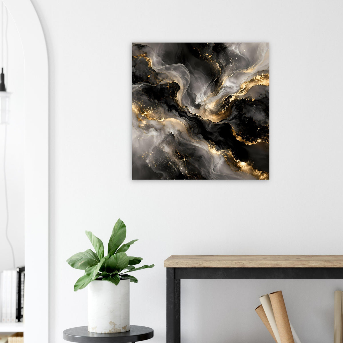 Abstraktes Kunstposter mit schwarzen Marmorschwaden und goldenen Linien