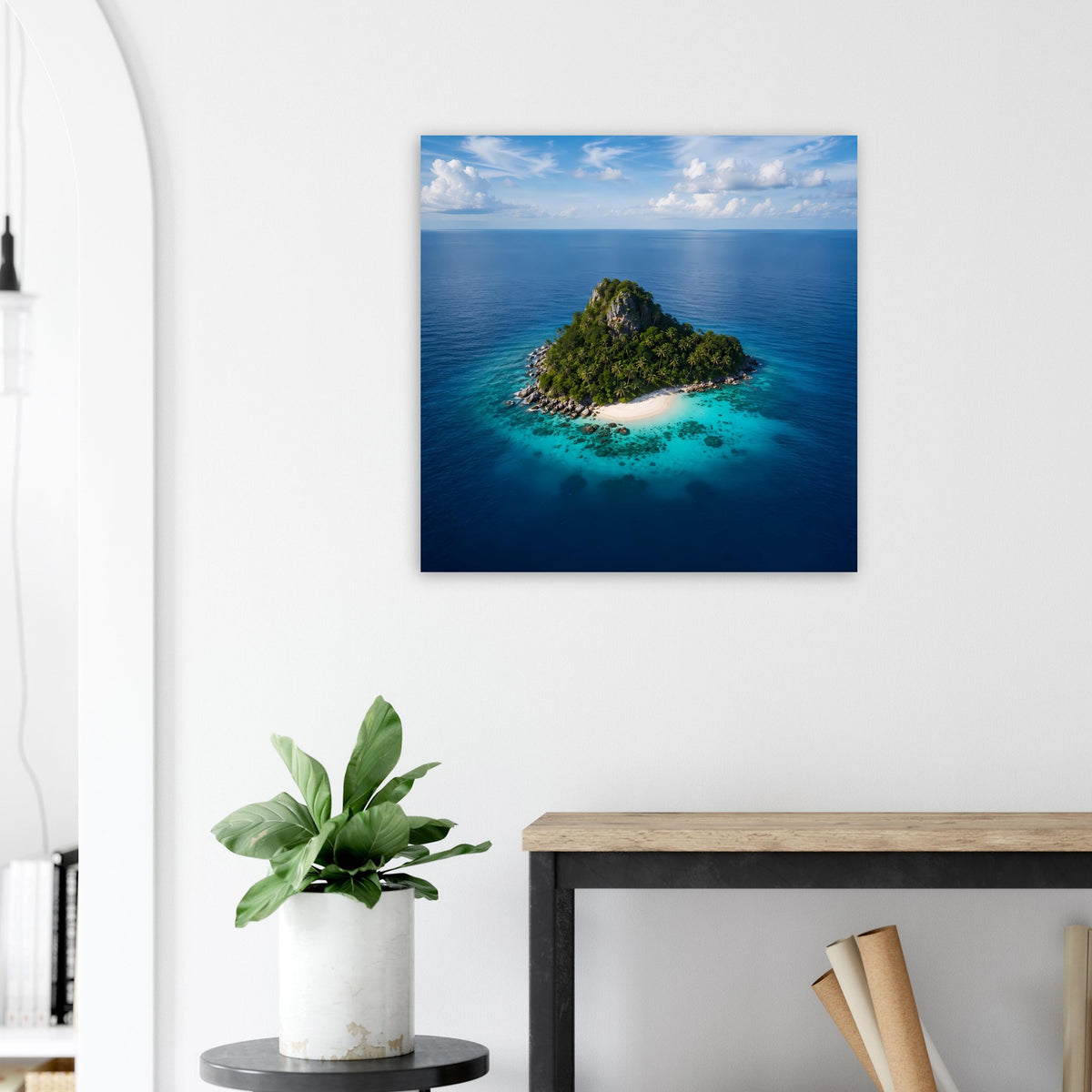 Tropeninsel-Poster im Wohnzimmer: bewachsene Insel von oben, türkisblaues Wasser, quadratisch