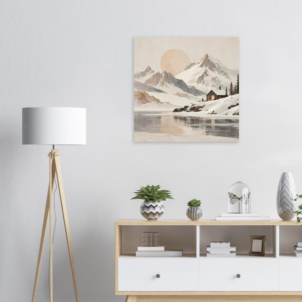 Quadratisches Wandposter mit verschneiten Bergen, See und kleinem Haus im neutralen Stil