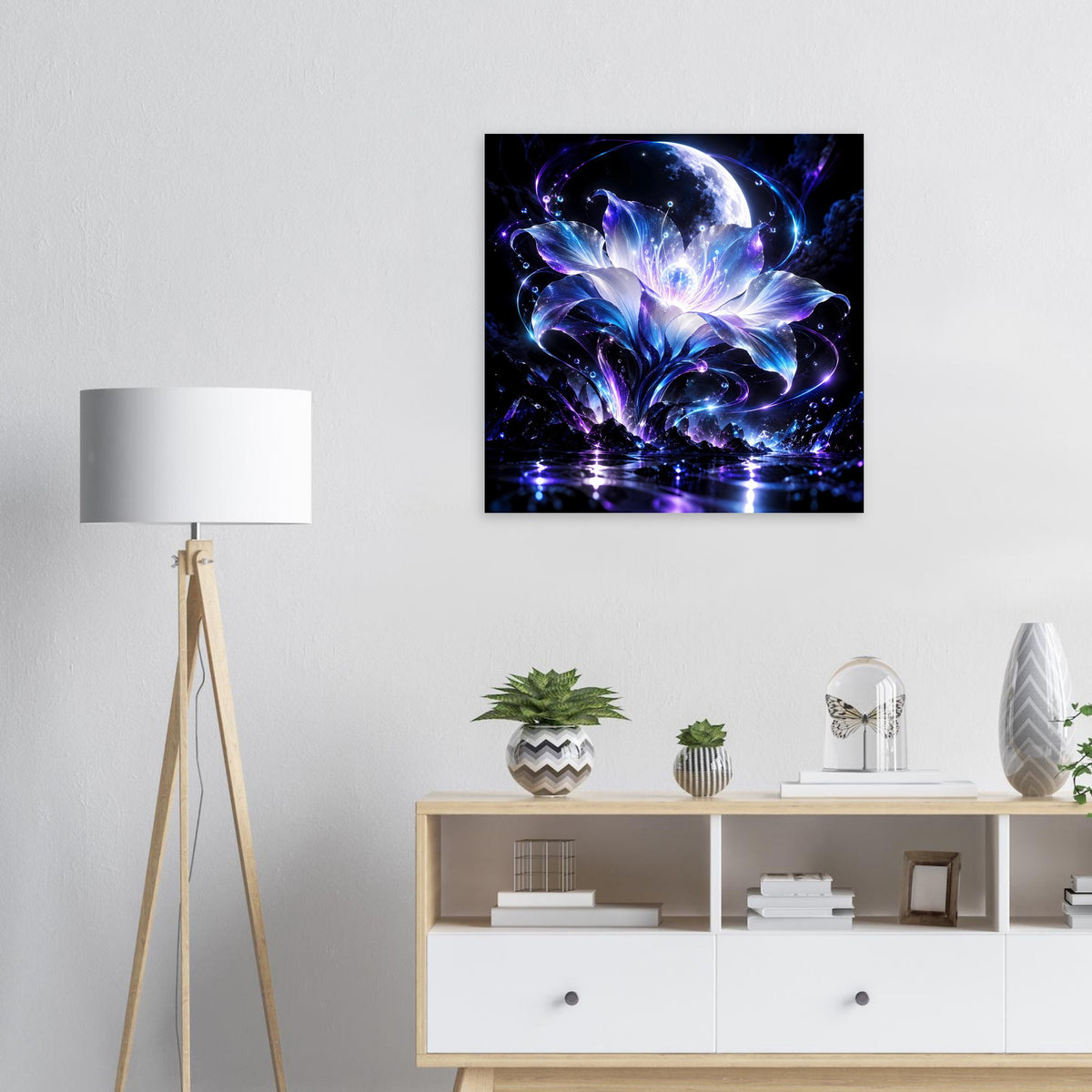 Gerahmtes Poster: leuchtender Mond über blau-violetten Blumen und Lichtsilhouetten