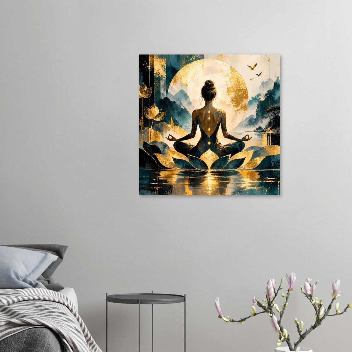 Meditatives Lotus-Frau Poster (klein): Frau im Lotussitz, goldene Lotusblätter und Mondkreis.