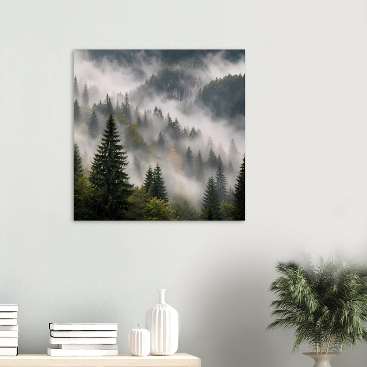 Quadratisches Poster mit Tannenwald im Nebel und dunklem Himmel, schwarzer Rahmen