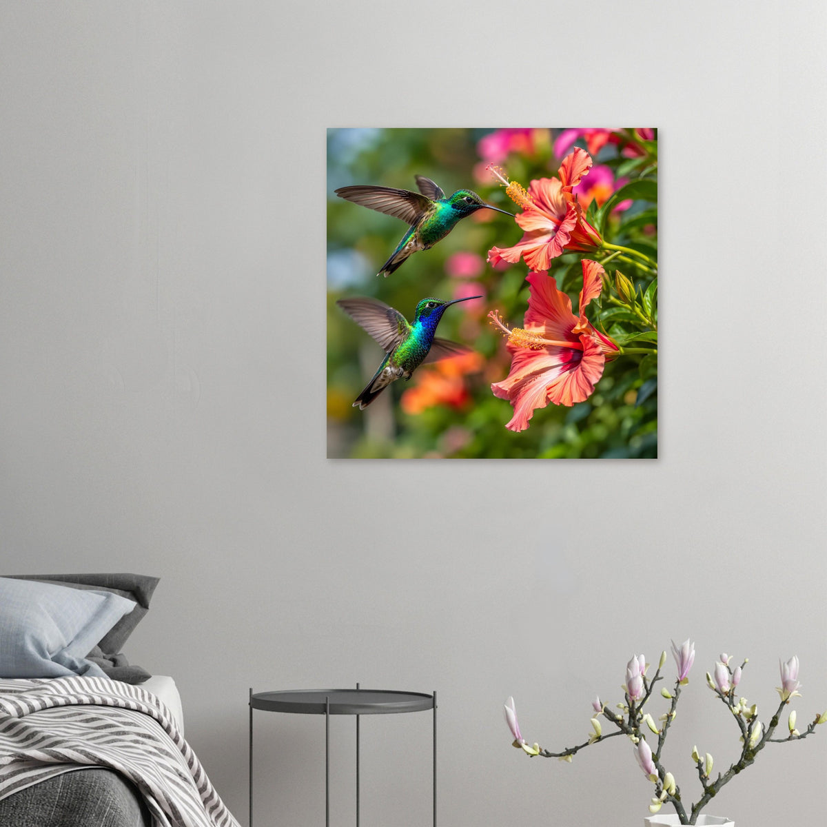 Quadratisches Poster: schillernde Kolibris an farbigen Hibiskusblüten