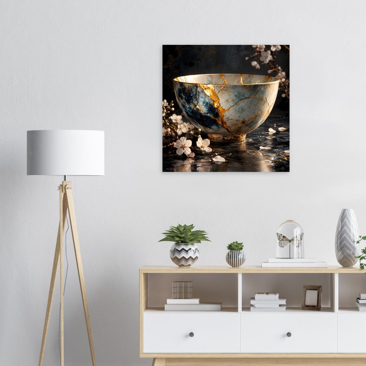 Kintsugi-Elegance-Poster: goldene Schale mit Rissen, Blumen auf dunklem Hintergrund