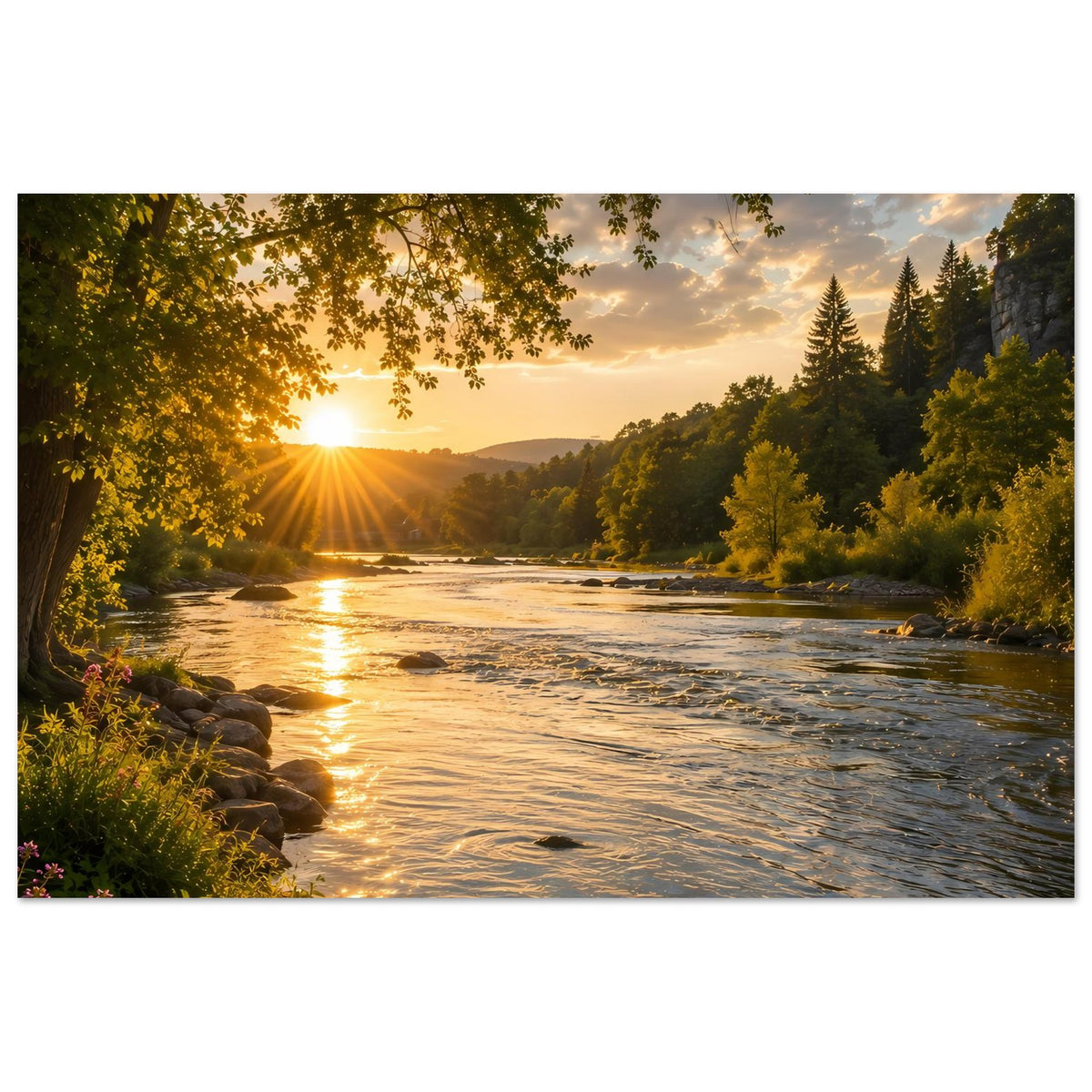 Landschaftsposter, horizontal: Fluss mit goldenem Sonnenaufgang, üppiger Wald und Sonnenlichtspur