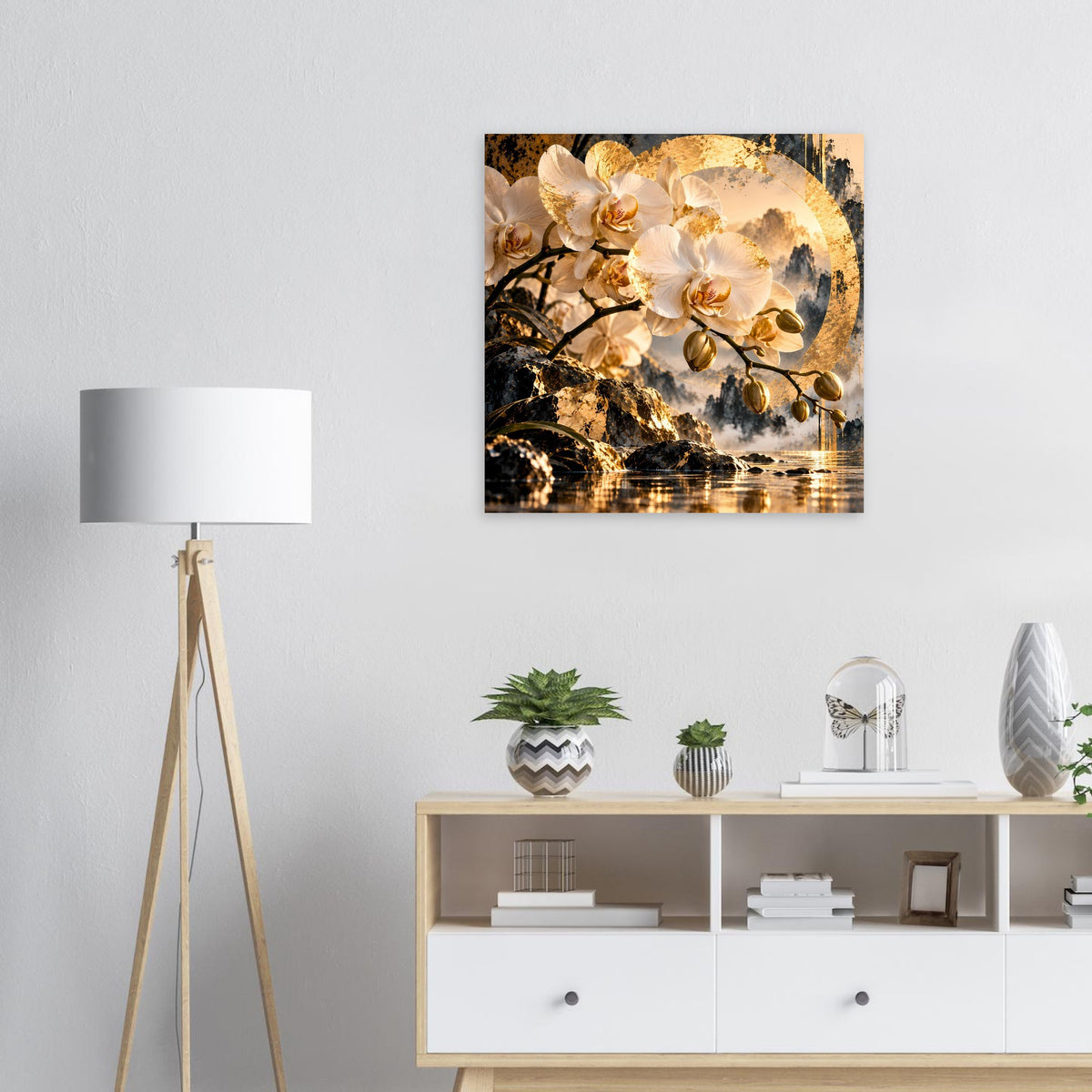 Wandposter mit weißen Orchideenblüten, goldenen Akzenten, dunklem Himmel und Wasserreflexion