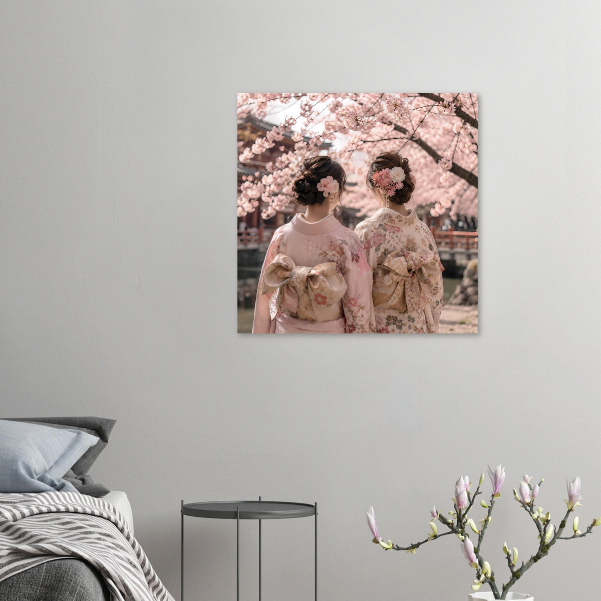 Kleines Poster: zwei Personen in Pastell-Kimonos unter Kirschblüten, Rückenansicht