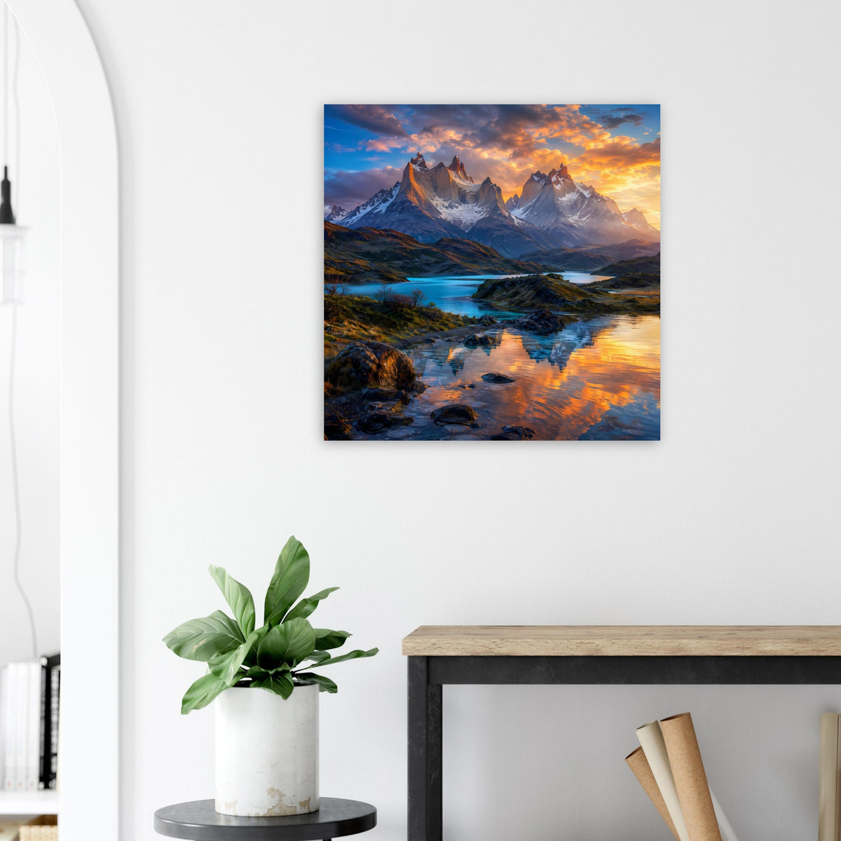 Quadratisches Poster mit Berglandschaft, Sonnenuntergangshimmel und See, blauer Rahmen