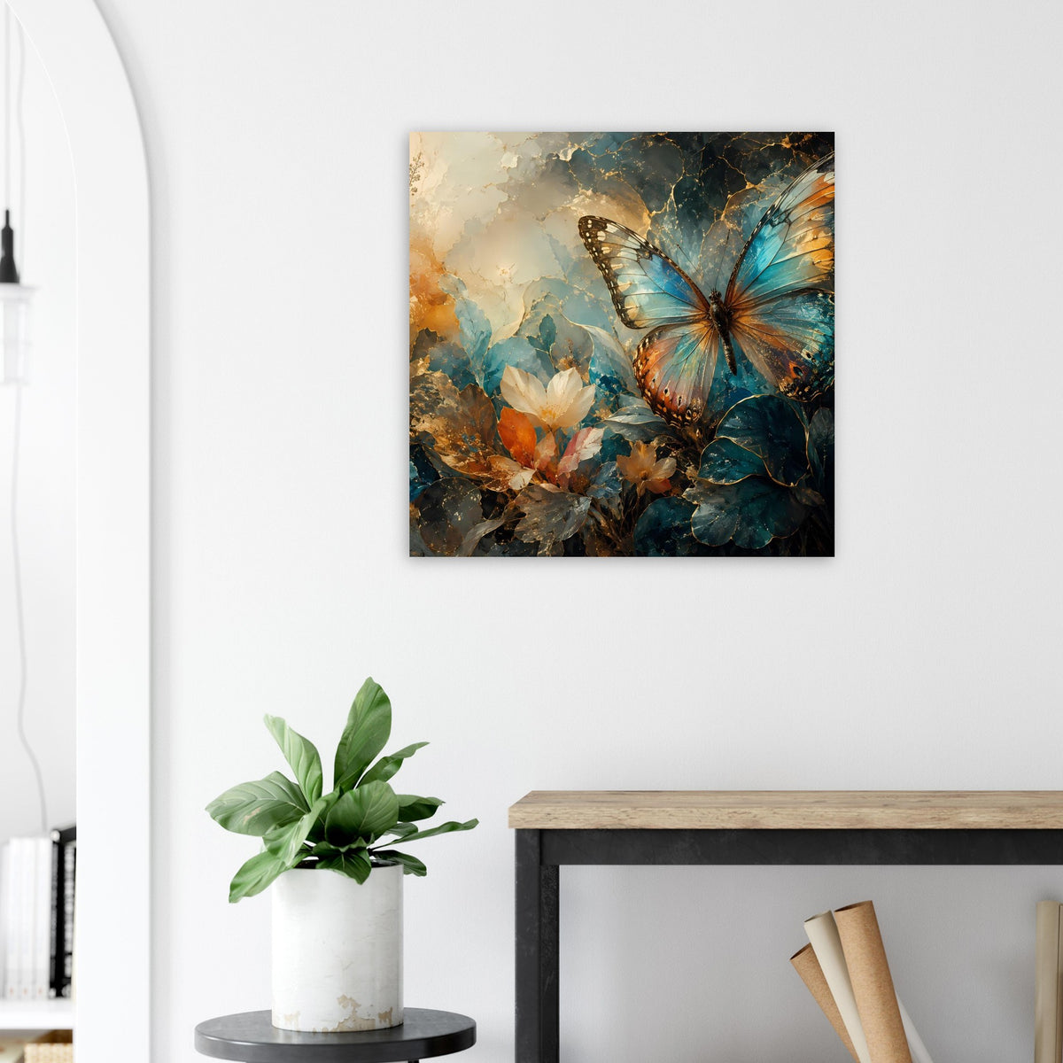 Quadratisches Poster im Rahmen mit Schmetterling in warmem Blau und goldbraunen Details